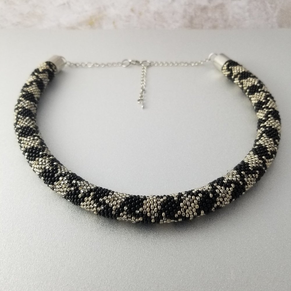 Houndstooth Round Seed Bead 14" Crochet Necklace.